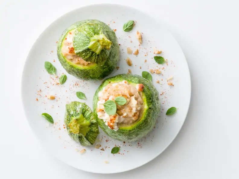 Runde Zucchini mit Schafskäsefüllung