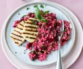 Rote-Bete-Graupen-Pfanne mit Halloumi