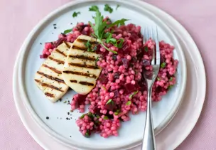 Rote-Bete-Graupen-Pfanne mit Halloumi