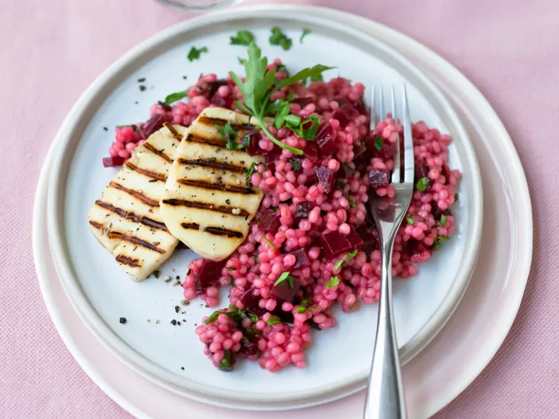 Rote-Bete-Graupen-Pfanne mit Halloumi