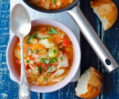 Kohlsuppe mit Lauch und weißen Bohnen