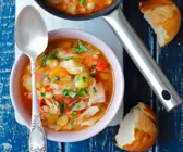 Kohlsuppe mit Lauch und weißen Bohnen