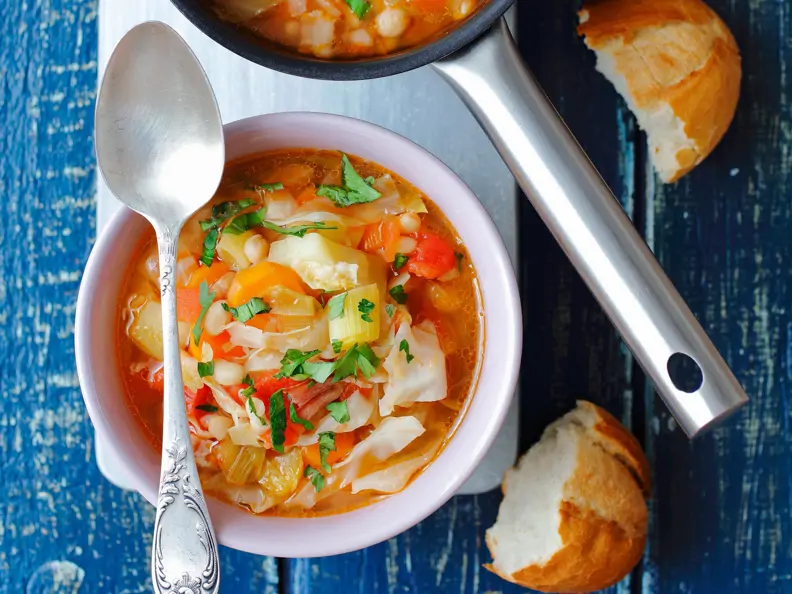 Kohlsuppe mit Lauch und weißen Bohnen