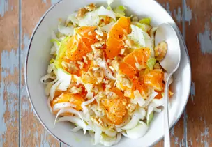 Chicorée-Mandarinen-Salat mit Walnüssen
