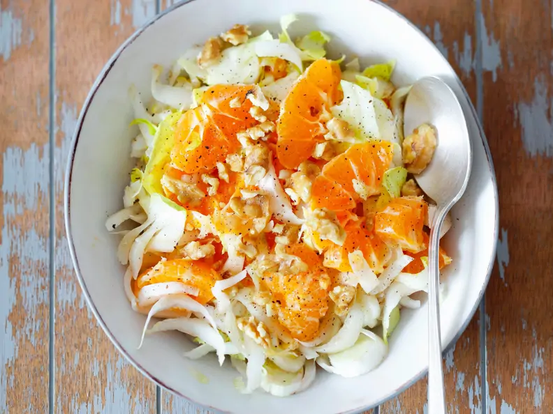 Chicorée-Mandarinen-Salat mit Walnüssen