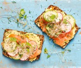Vollkornbrot mit Avocadofrischkäse und Räucherlachs