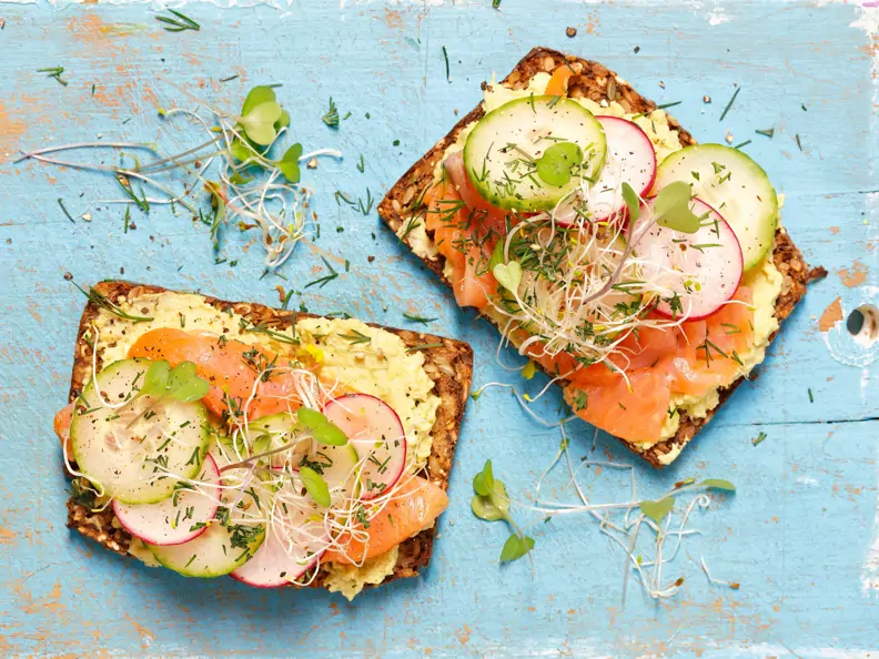 Vollkornbrot mit Avocadofrischkäse und Räucherlachs