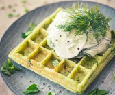 Erbsenwaffeln mit Sojajoghurt