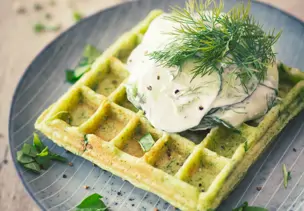 Erbsenwaffeln mit Sojajoghurt