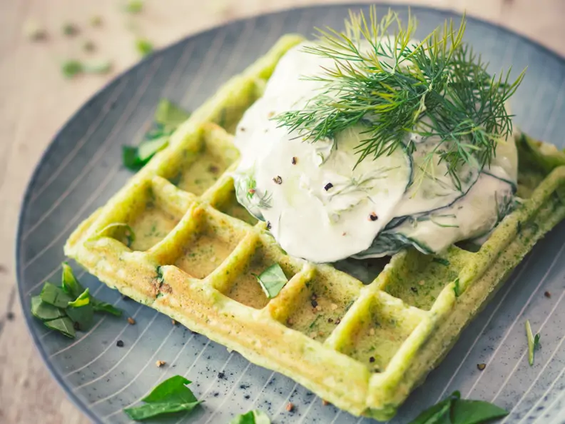 Erbsenwaffeln mit Sojajoghurt