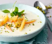 Kefir-Kaltschale mit Sanddornmark und Pflaumen