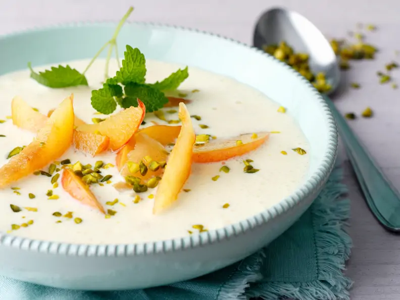 Kefir-Kaltschale mit Sanddornmark und Pflaumen