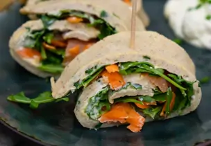 Gefüllte Pfannkuchen mit Räucherlachs