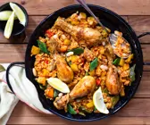 Paella valencianische Art mit Hähnchen