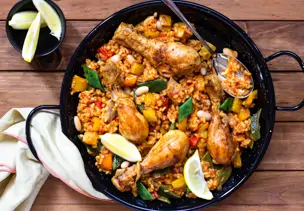Paella valencianische Art mit Hähnchen