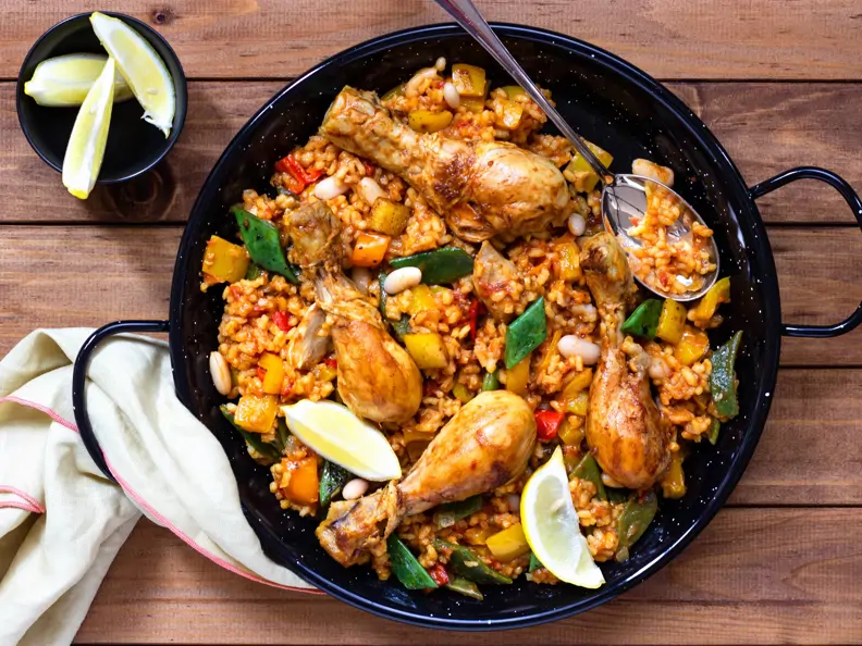 Paella valencianische Art mit Hähnchen