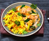 Möhren-Kurkuma-Reis zu Lachs-Kokos-Ragout