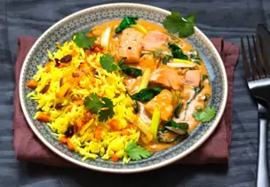Möhren-Kurkuma-Reis zu Lachs-Kokos-Ragout