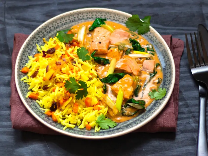 Möhren-Kurkuma-Reis zu Lachs-Kokos-Ragout