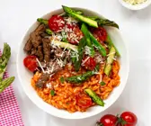 Fruchtiges Tomaten-Risotto mit Spargel und Rindfleischstreifen