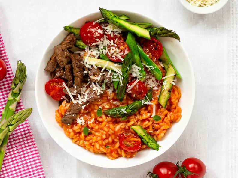 Fruchtiges Tomaten-Risotto mit Spargel und Rindfleischstreifen
