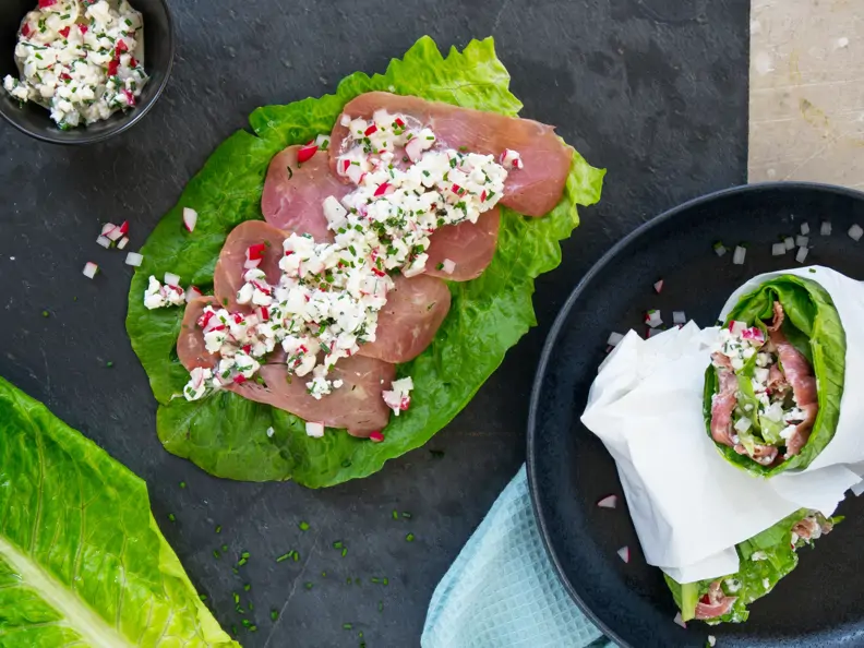 Salat-Wraps mit Putenschinken und Radieschen