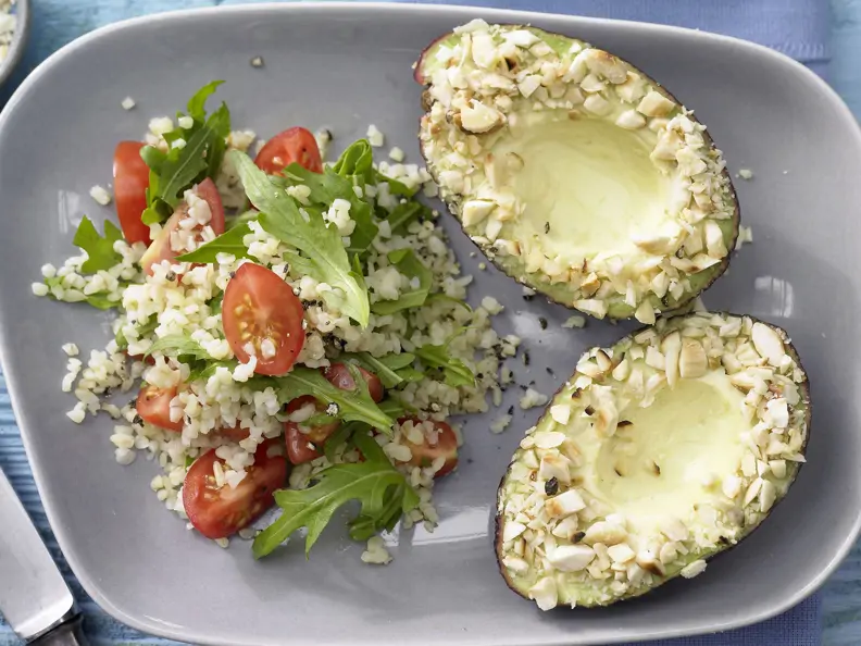 Tomaten-Bulgur mit Mandel-Avocado