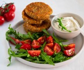 Linsenfrikadellen mit Salat und Quarkdip