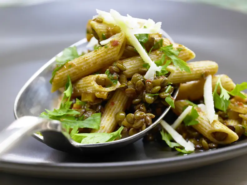 Vollkornnudeln mit Linsenbolognese
