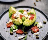 Peperonata mit marinierter Avocado und Burrata