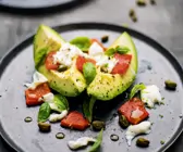 Peperonata mit marinierter Avocado und Burrata