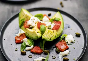 Peperonata mit marinierter Avocado und Burrata
