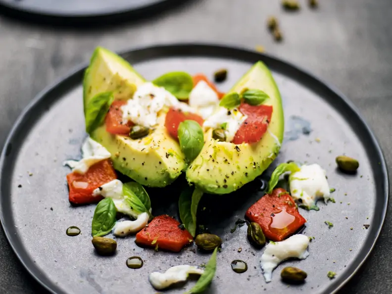 Peperonata mit marinierter Avocado und Burrata