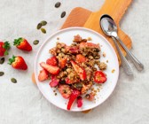 Erdbeer-Kürbiskern-Crumble