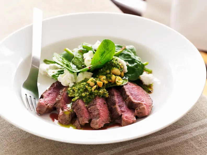 Lammrücken mit Spinat-Feta-Salat