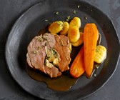 Gefüllte Lammkeule mit Möhren