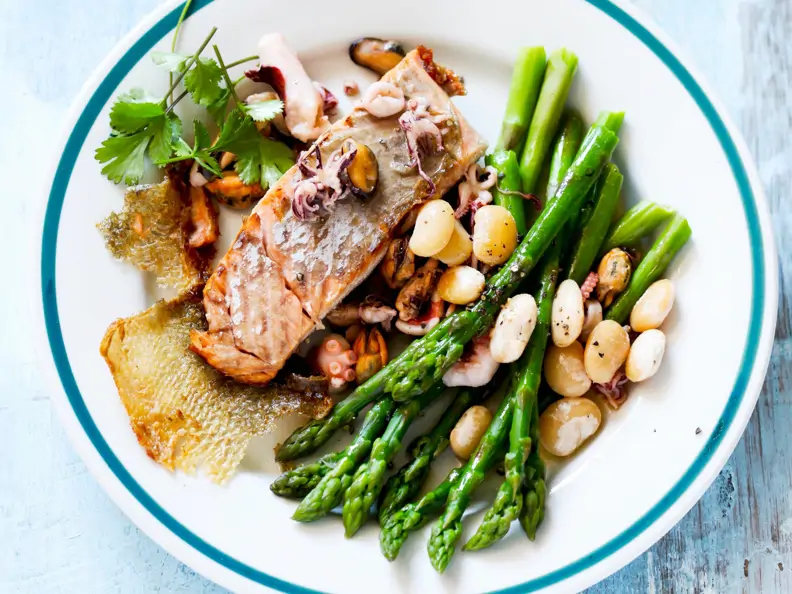 Lachs mit grünem Spargel und Bohnen