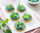Buchweizen-Blinis mit Spirulina-Hummus