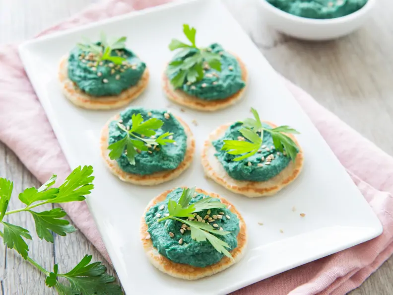 Buchweizen-Blinis mit Spirulina-Hummus