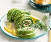 Grüne Omelett-Rolle mit Käse