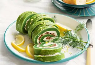 Grüne Omelett-Rolle mit Käse