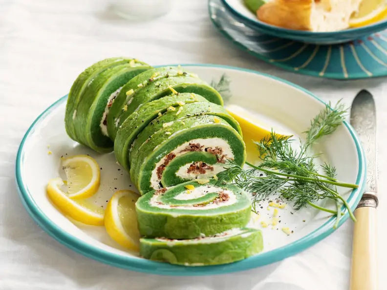 Grüne Omelett-Rolle mit Käse