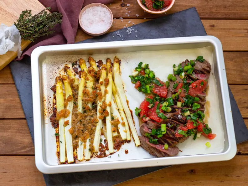 Ofenspargel mit Hüftsteak und Salsa