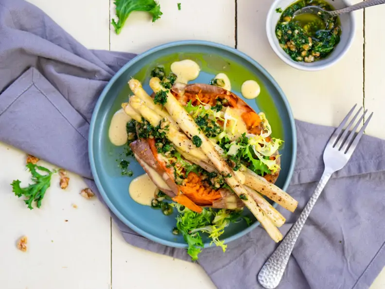 Süßkartoffel-Kumpir mit Spargel