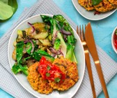 Asia-Naturreis-Bratlinge auf Sauce süß-sauer mit Sesam-Paksoi