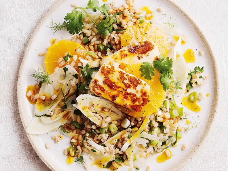 Halloumi auf Gerstensalat mit Orangen