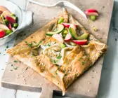 Buchweizen-Galettes mit Ziegenkäse und Radieschen