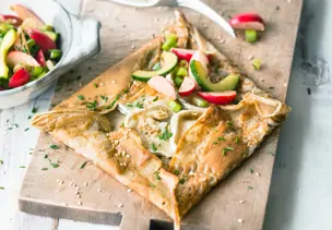 Buchweizen-Galettes mit Ziegenkäse und Radieschen