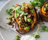 Gefüllte Süßkartoffel mit Quinoa und Bohnen