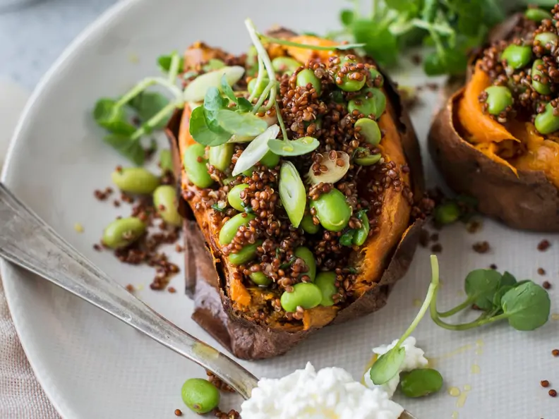 Gefüllte Süßkartoffel mit Quinoa und Bohnen